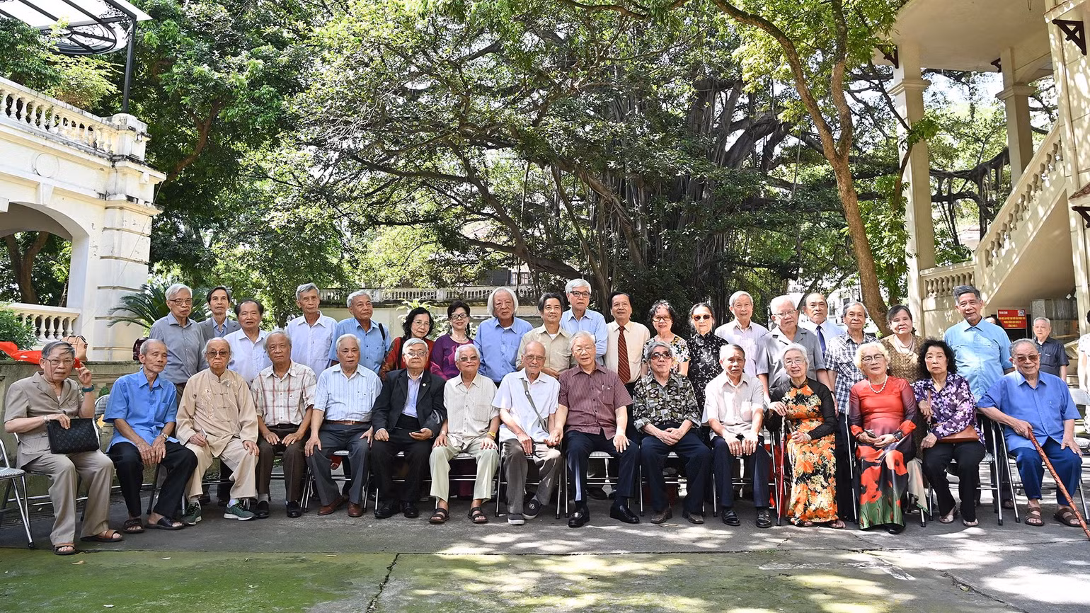 Ảnh tại triển lãm: Tháng 6/2022, lớp Văn khóa VIII niên khóa 1963-1967 (Đại học Tổng hợp Hà Nội) tổ chức gặp mặt nhân kỷ niệm 55 năm ngày ra trường, tổ chức tại Báo Nhân Dân (71 Hàng Trống, Hà Nội). Ảnh: Duy Linh