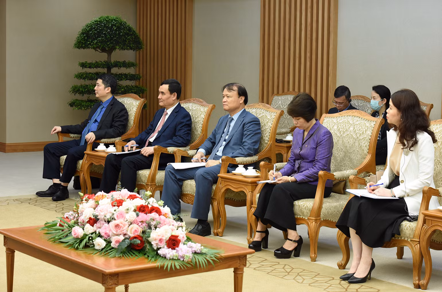 Đại diện lãnh đạo các bộ, ban, ngành của Chính phủ Việt Nam tham dự buổi tiếp. Đại diện lãnh đạo các bộ, ban, ngành của Chính phủ Việt Nam tham dự buổi tiếp.