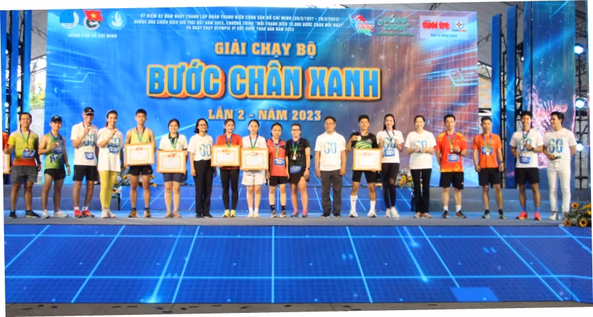 Ban tổ chức trao giải cho các thí sinh nam và nữ đạt thành tích cao của cuộc thi. Ban tổ chức trao giải cho các thí sinh nam và nữ đạt thành tích cao của cuộc thi.