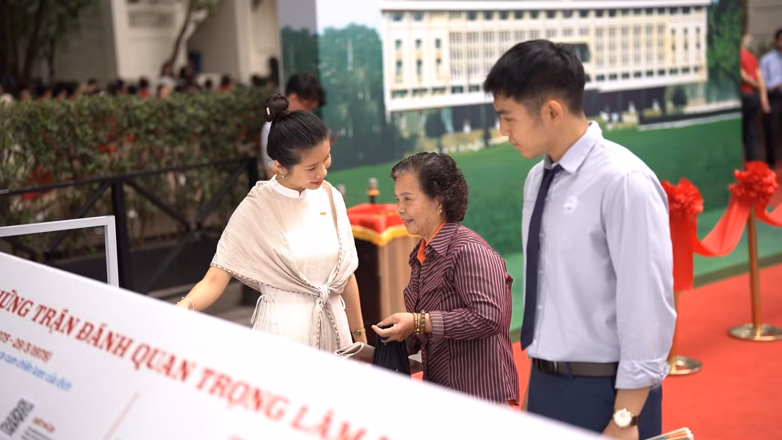 Khách tham quan trải nghiệm VR tại khu vực Những trận đánh quyết định.