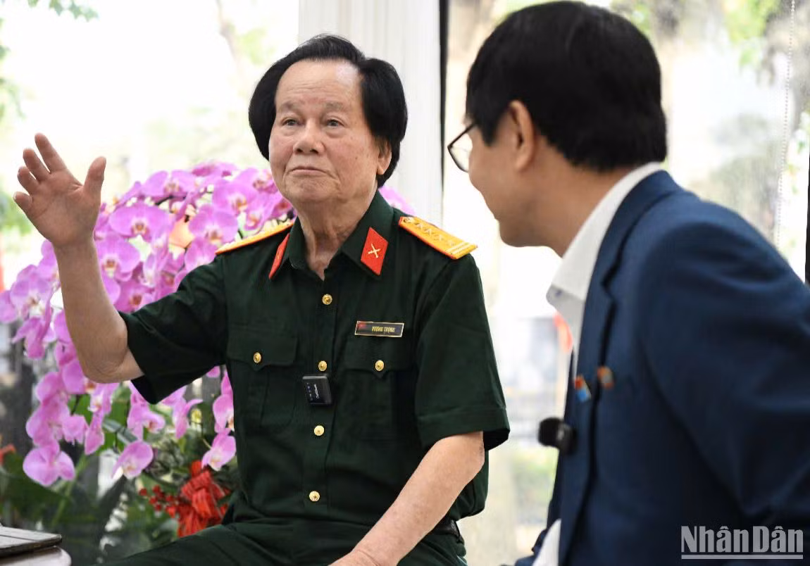 Nhà thơ Vương Trọng kể lại kỷ niệm ngày nhận tin chiến thắng. Nhà thơ Vương Trọng kể lại kỷ niệm ngày nhận tin chiến thắng.