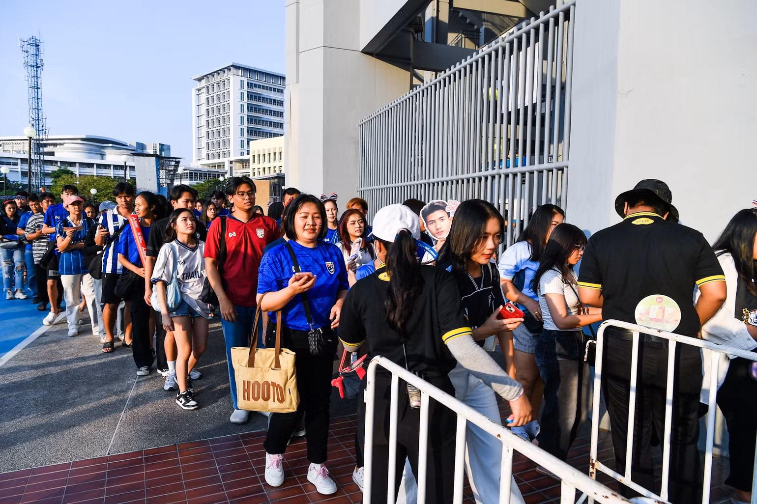 Dòng người bắt đầu tiến vào sân Rajamangala. Dòng người bắt đầu tiến vào sân Rajamangala.