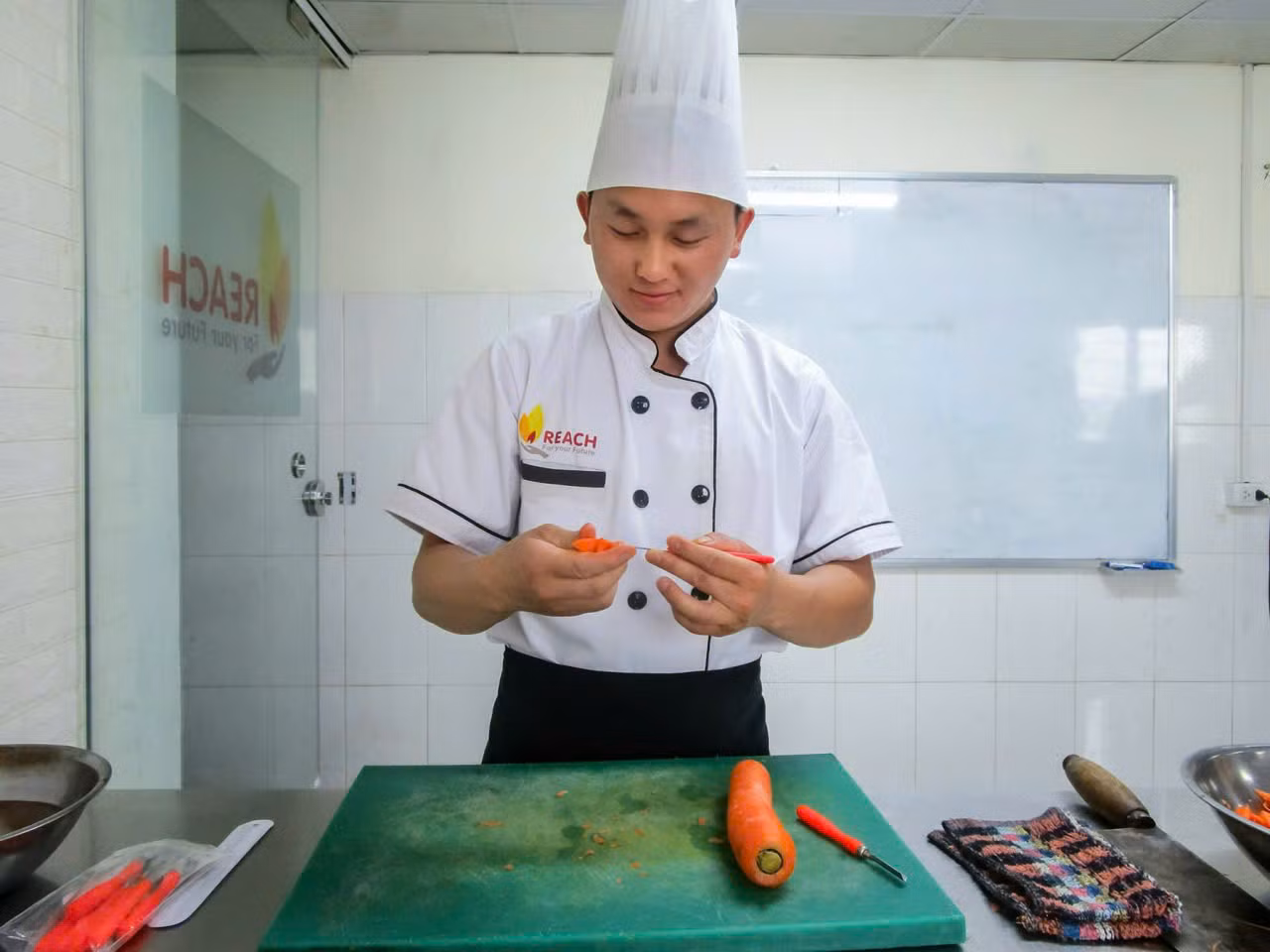 Giàng A Nhịa thực hành nấu ăn.