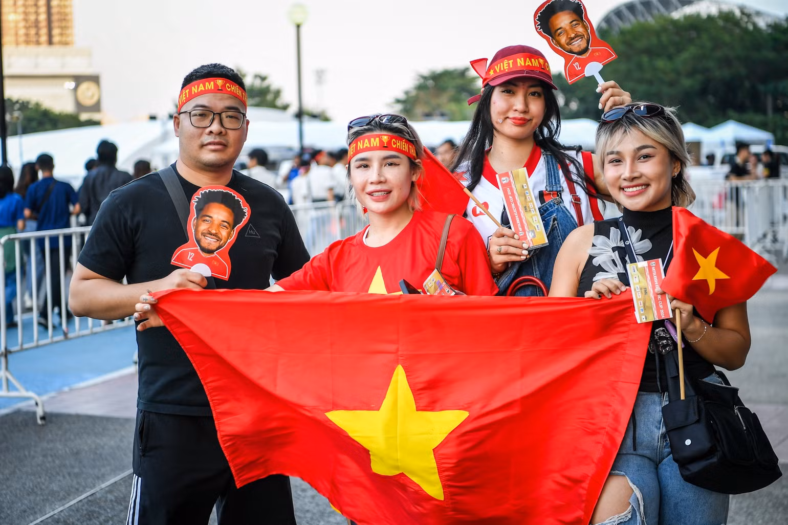 Tất cả đều tin vào một kết quả có lợi cho Đội tuyển Việt Nam. Tất cả đều tin vào một kết quả có lợi cho Đội tuyển Việt Nam.