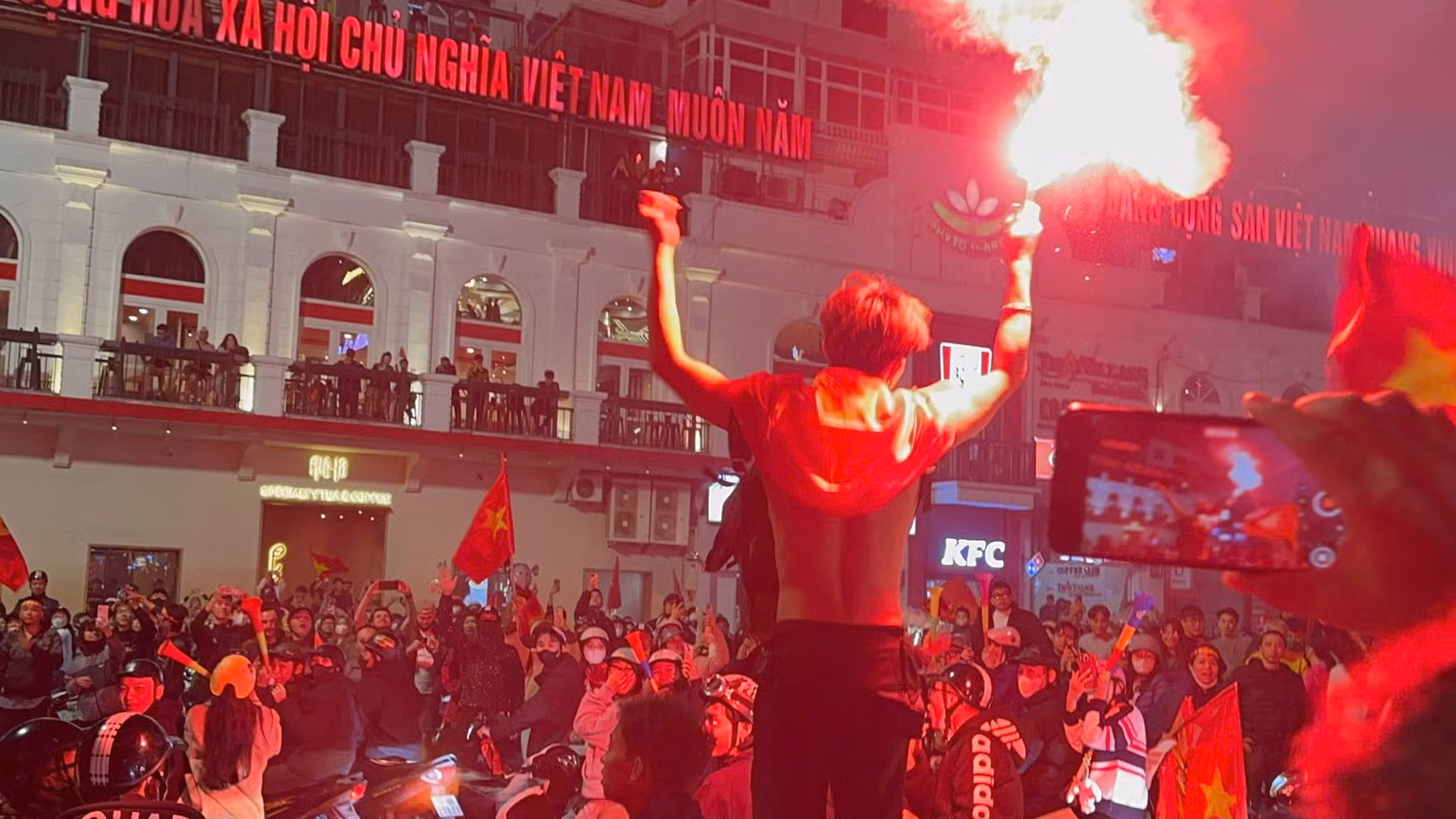 Pháo sáng cũng được thắp lên bởi người hâm mộ. Pháo sáng cũng được thắp lên bởi người hâm mộ.