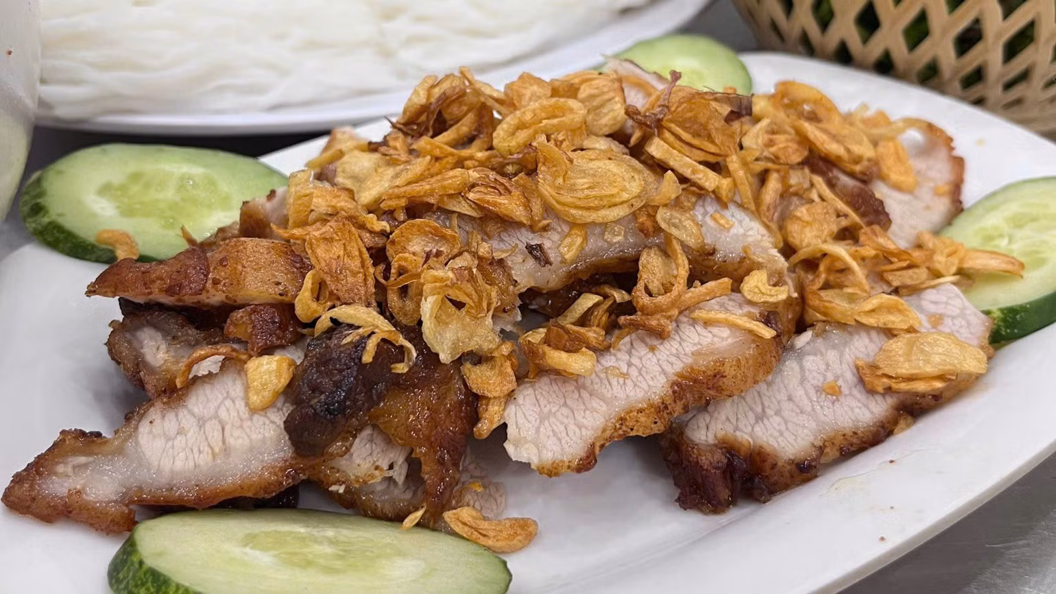 Thịt xíu thái miếng vừa ăn được trình bày đẹp đẽ trên đĩa, rắc thêm chút hành phi để dậy mùi thơm ngậy hấp dẫn. (ẢNH: THU TRANG)
