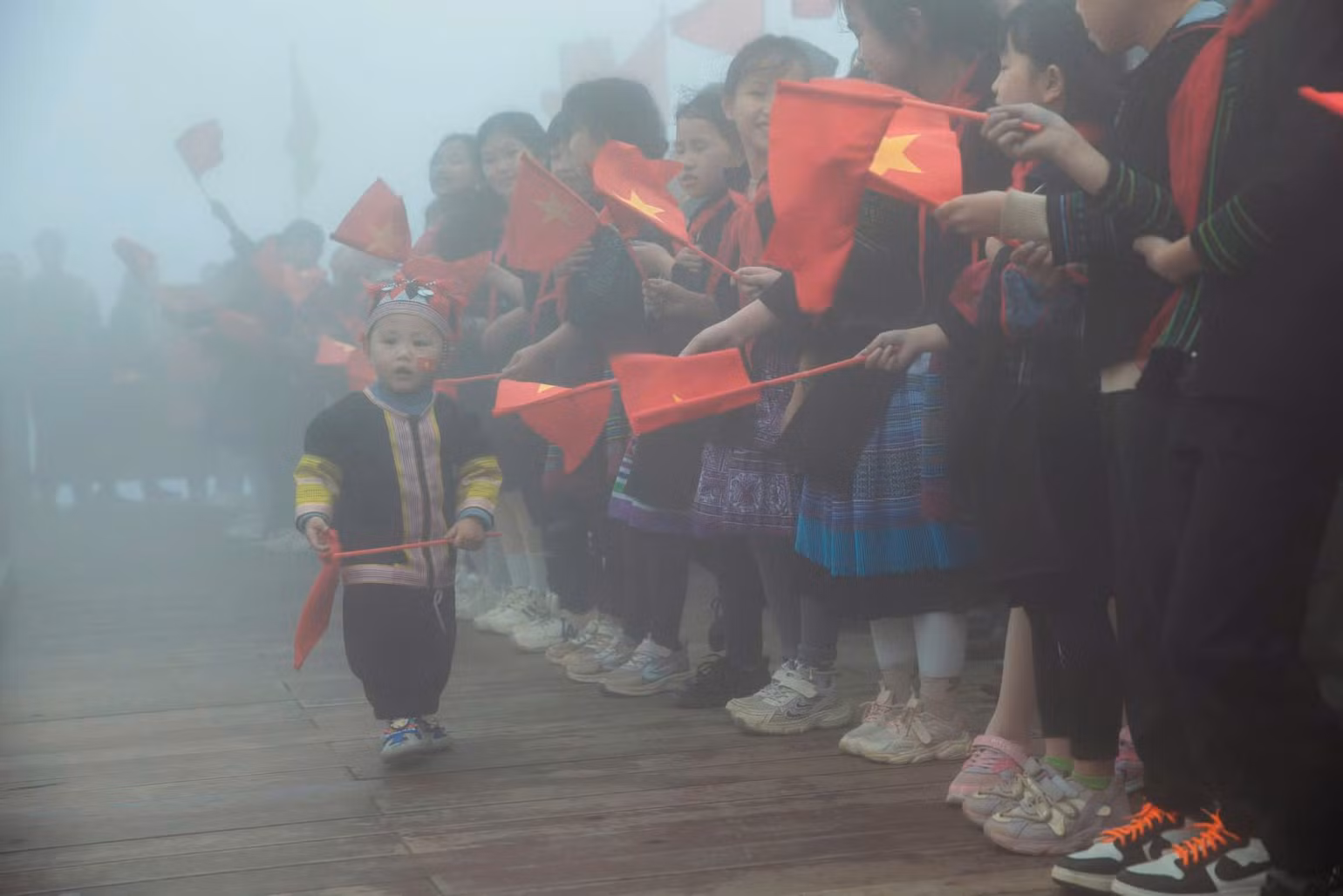 Cờ Tổ quốc tung bay trên nóc nhà Đông Dương sáng 30/4. Cờ Tổ quốc tung bay trên nóc nhà Đông Dương sáng 30/4.