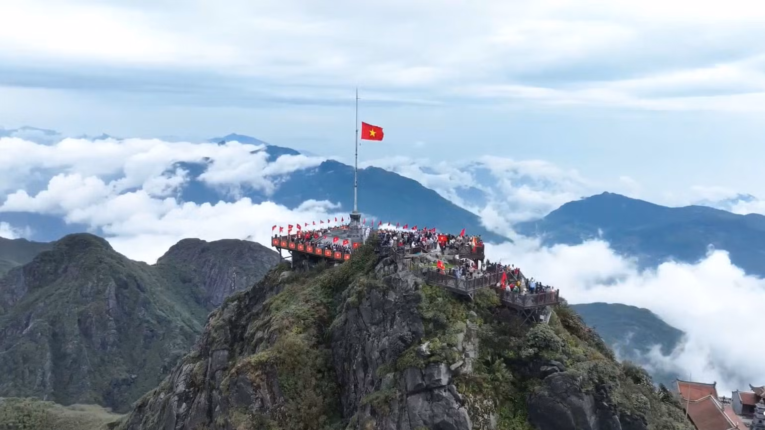 Trên đỉnh Fansipan “nóc nhà Đông Dương”, đúng 10 giờ sáng 30/4 diễn ra lễ thượng cờ uy nghiêm tại cột cờ cao nhất Việt Nam. Trên đỉnh Fansipan “nóc nhà Đông Dương”, đúng 10 giờ sáng 30/4 diễn ra lễ thượng cờ uy nghiêm tại cột cờ cao nhất Việt Nam.