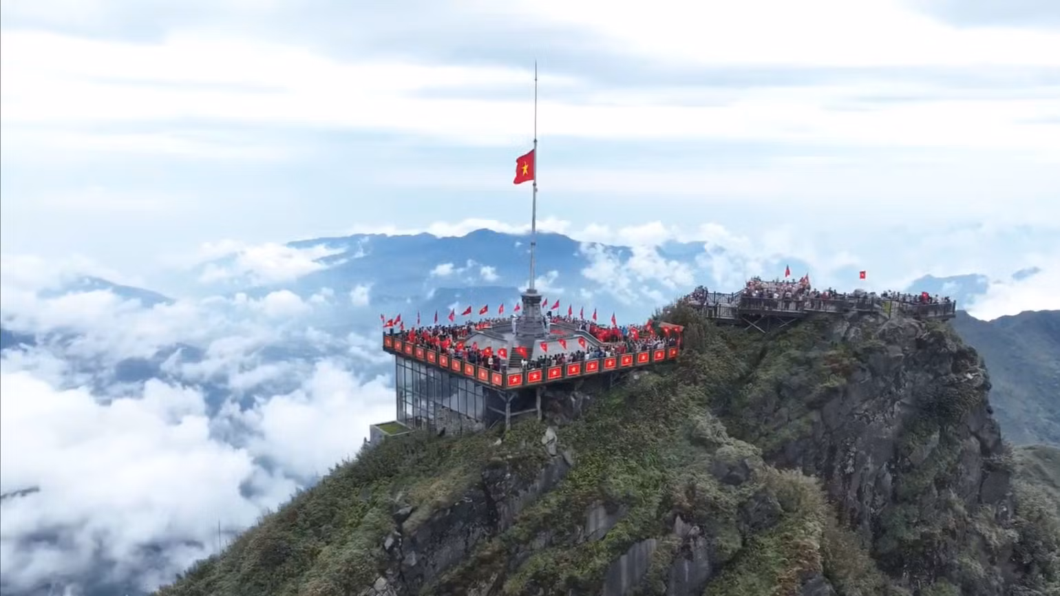 Lễ thượng cờ và chào cờ trên độ cao hơn 3.000m so với mực nước biển. Lễ thượng cờ và chào cờ trên độ cao hơn 3.000m so với mực nước biển.