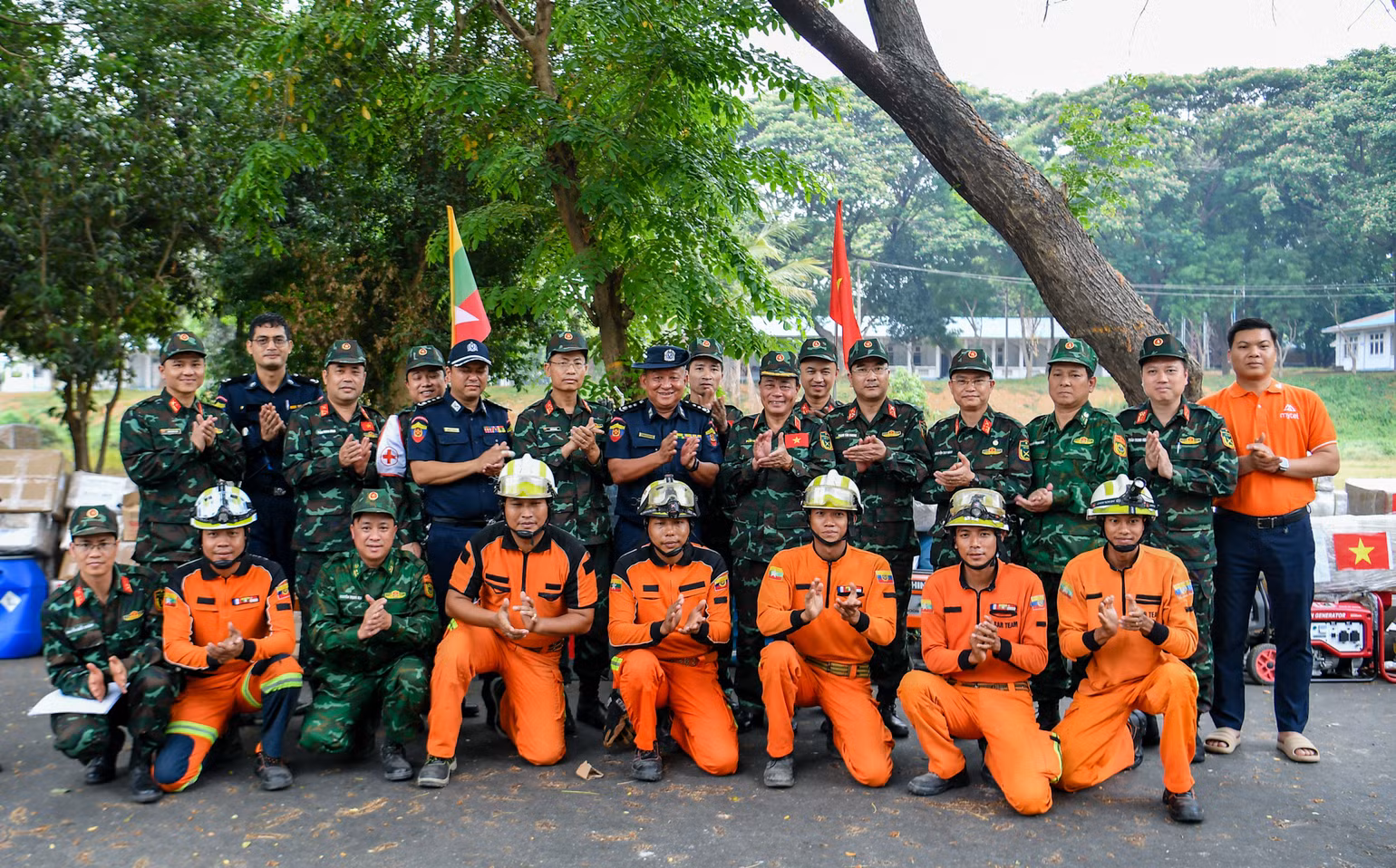 Lực lượng 2 nước chụp ảnh lưu niệm tại lễ bàn giao. Lực lượng 2 nước chụp ảnh lưu niệm tại lễ bàn giao.