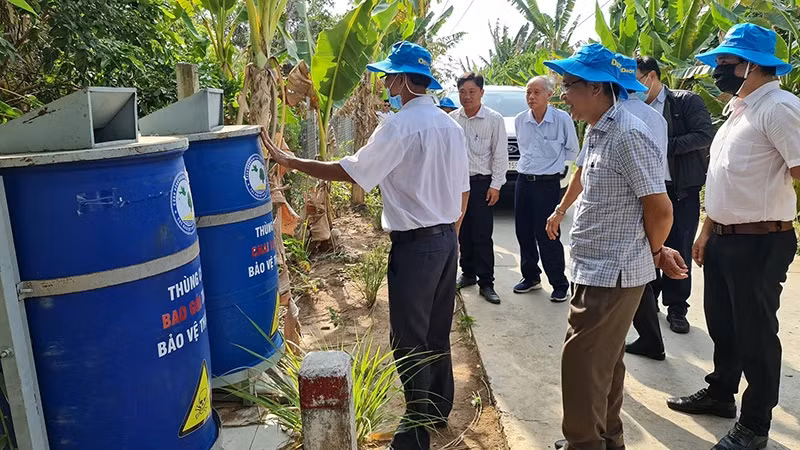Kiểm tra việc thu gom bao bì, vỏ chai thuốc bảo vệ thực vật đã qua sử dụng tại Ðồng Tháp.