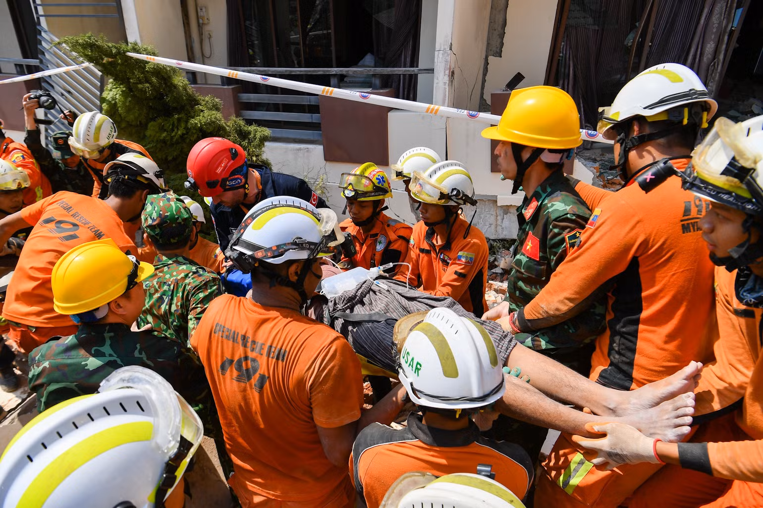 Lực lượng cứu hộ Quân đội nhân dân Việt Nam phối hợp cùng các nước bạn giải cứu một người sau hơn 100 giờ bị vùi lấp. (Ảnh: THÀNH ĐẠT)