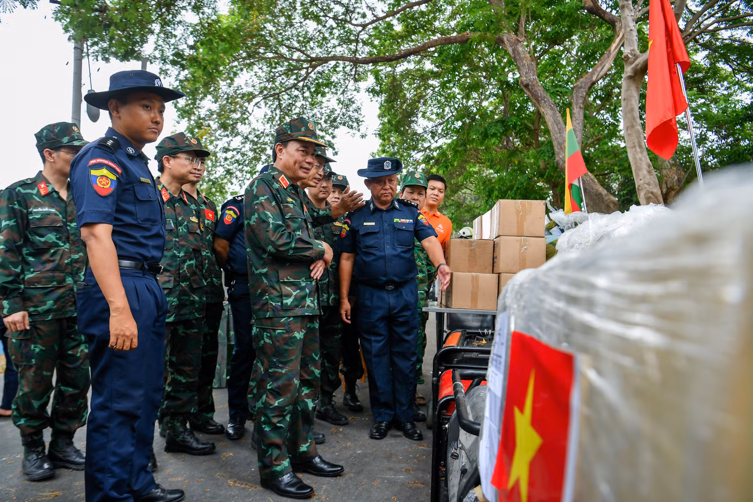 Đoàn Quân đội nhân dân Việt Nam đã trao các trang thiết bị cứu hộ, vật tư quân y, hậu cần và lương thực, thực phẩm mà đoàn mang theo tặng Myanmar, để giúp nước bạn tiếp tục triển khai khắc phục hậu quả động đất. Đoàn Quân đội nhân dân Việt Nam đã trao các trang thiết bị cứu hộ, vật tư quân y, hậu cần và lương thực, thực phẩm mà đoàn mang theo tặng Myanmar, để giúp nước bạn tiếp tục triển khai khắc phục hậu quả động đất.
