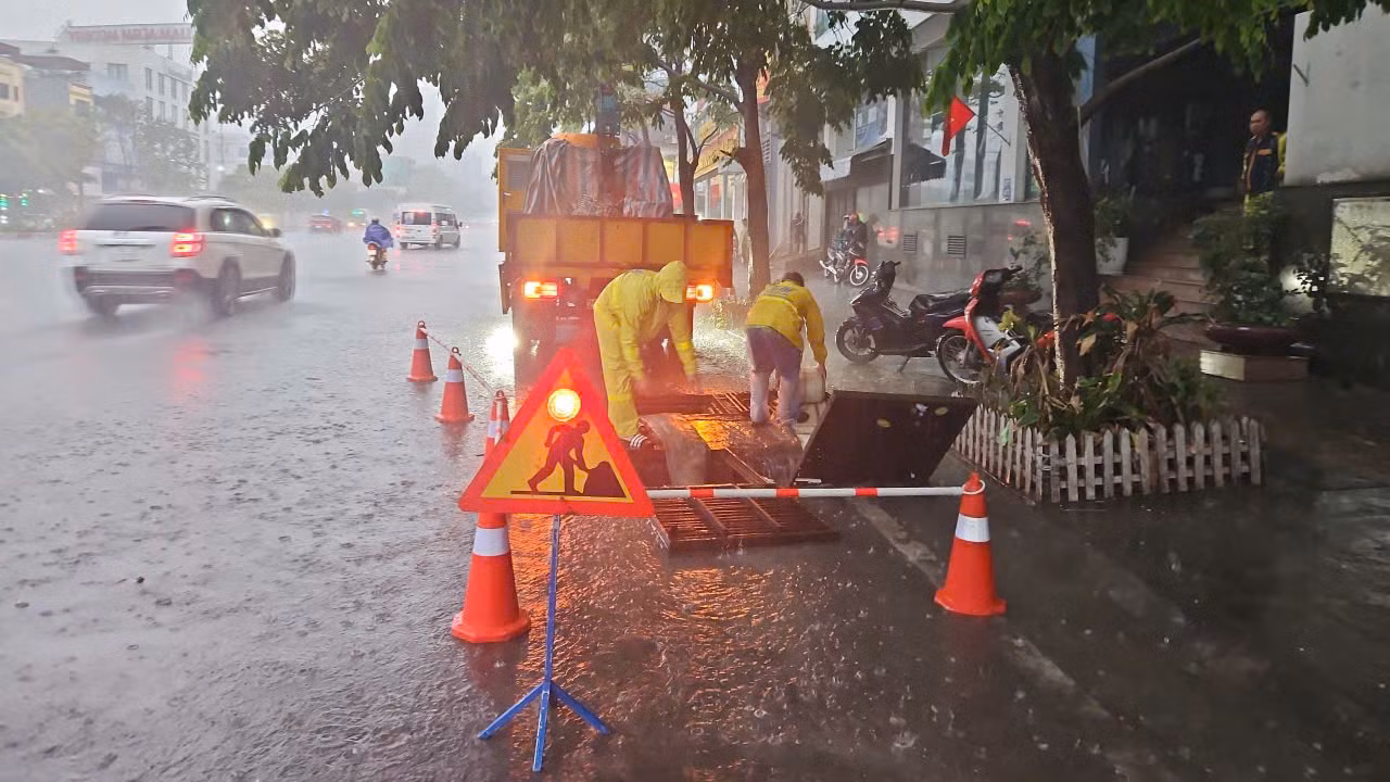 Xe bơm được triển khai tại cụm chân cầu Vĩnh Tuy.