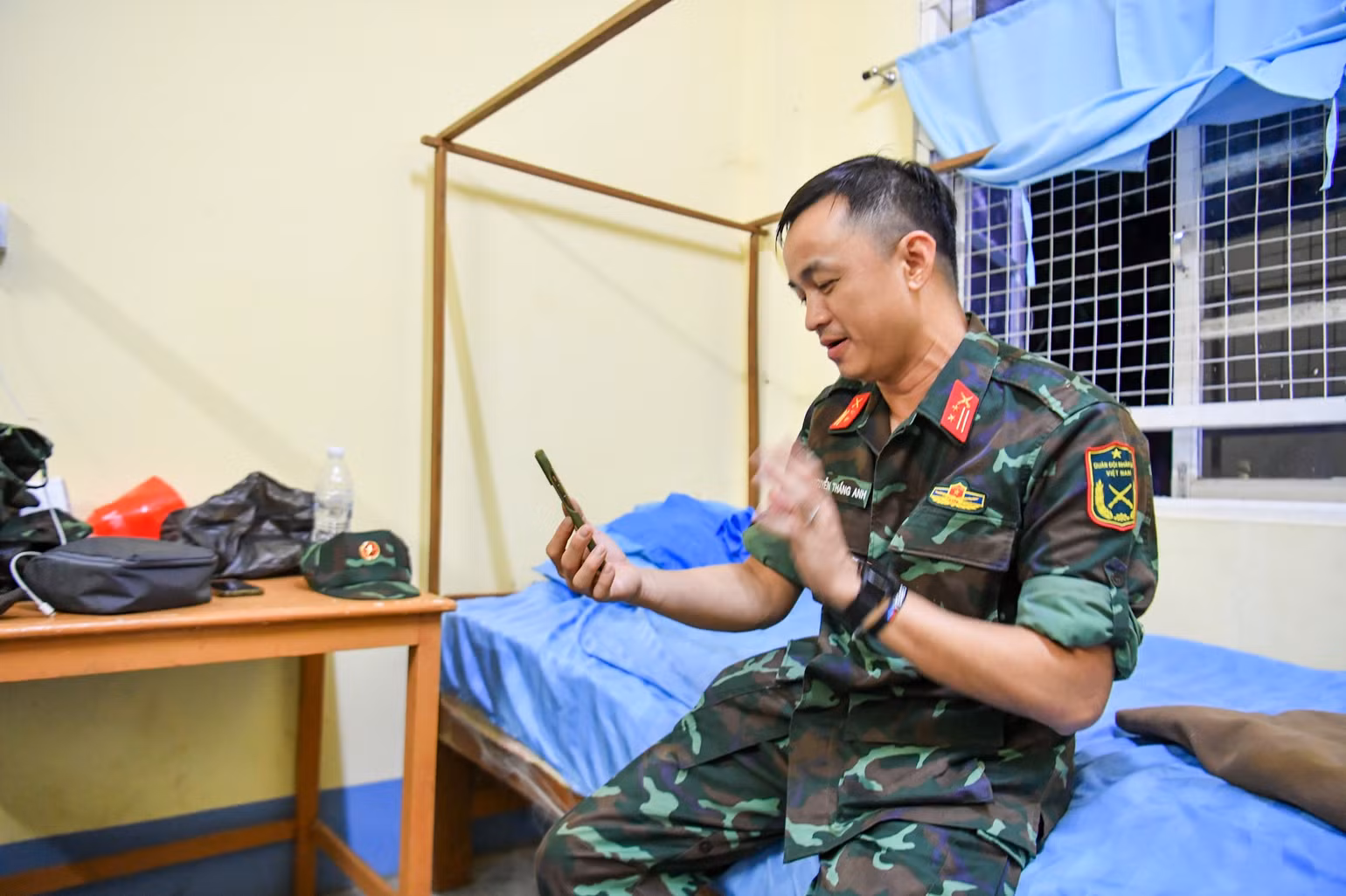 Dặn dò con trai uống thuốc để mau khỏe. "Về, ba sẽ cho 2 chị em đi chơi", Trung tá Thắng Anh nói. Dặn dò con trai uống thuốc để mau khỏe. "Về, ba sẽ cho 2 chị em đi chơi", Trung tá Thắng Anh nói.