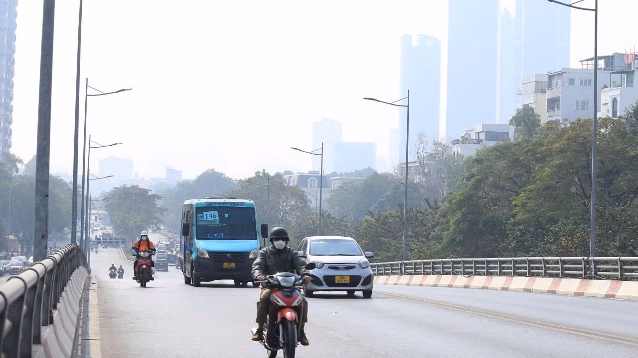 Mặc dù đã bịt kín khẩu trang, nhưng người dân Hà Nội vẫn cảm nhận rõ chất lượng không khí ở mức xấu. Mặc dù đã bịt kín khẩu trang, nhưng người dân Hà Nội vẫn cảm nhận rõ chất lượng không khí ở mức xấu.