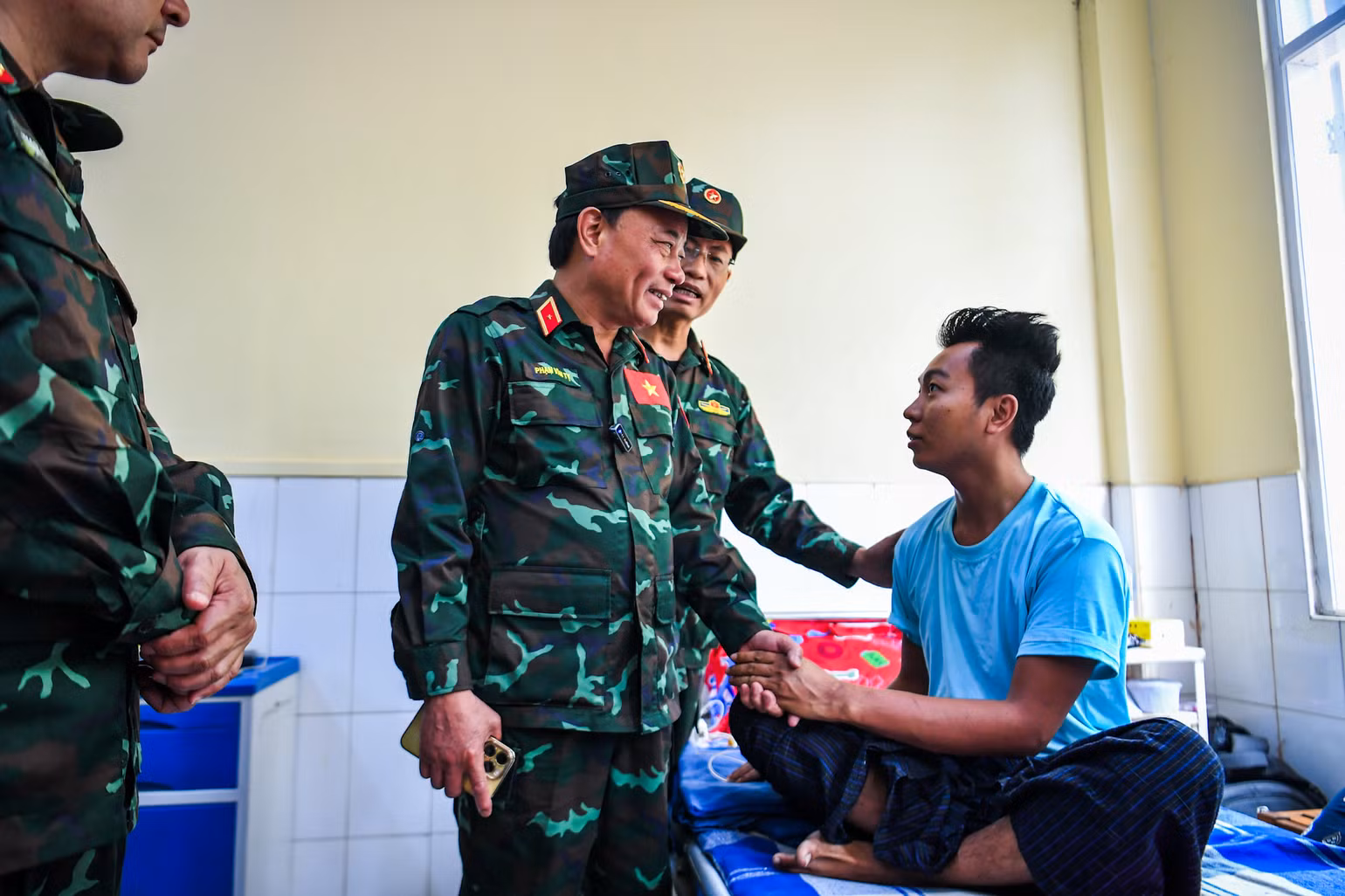 Thiếu tướng Phan Văn Tỵ thăm hỏi sức khỏe của anh Muang.