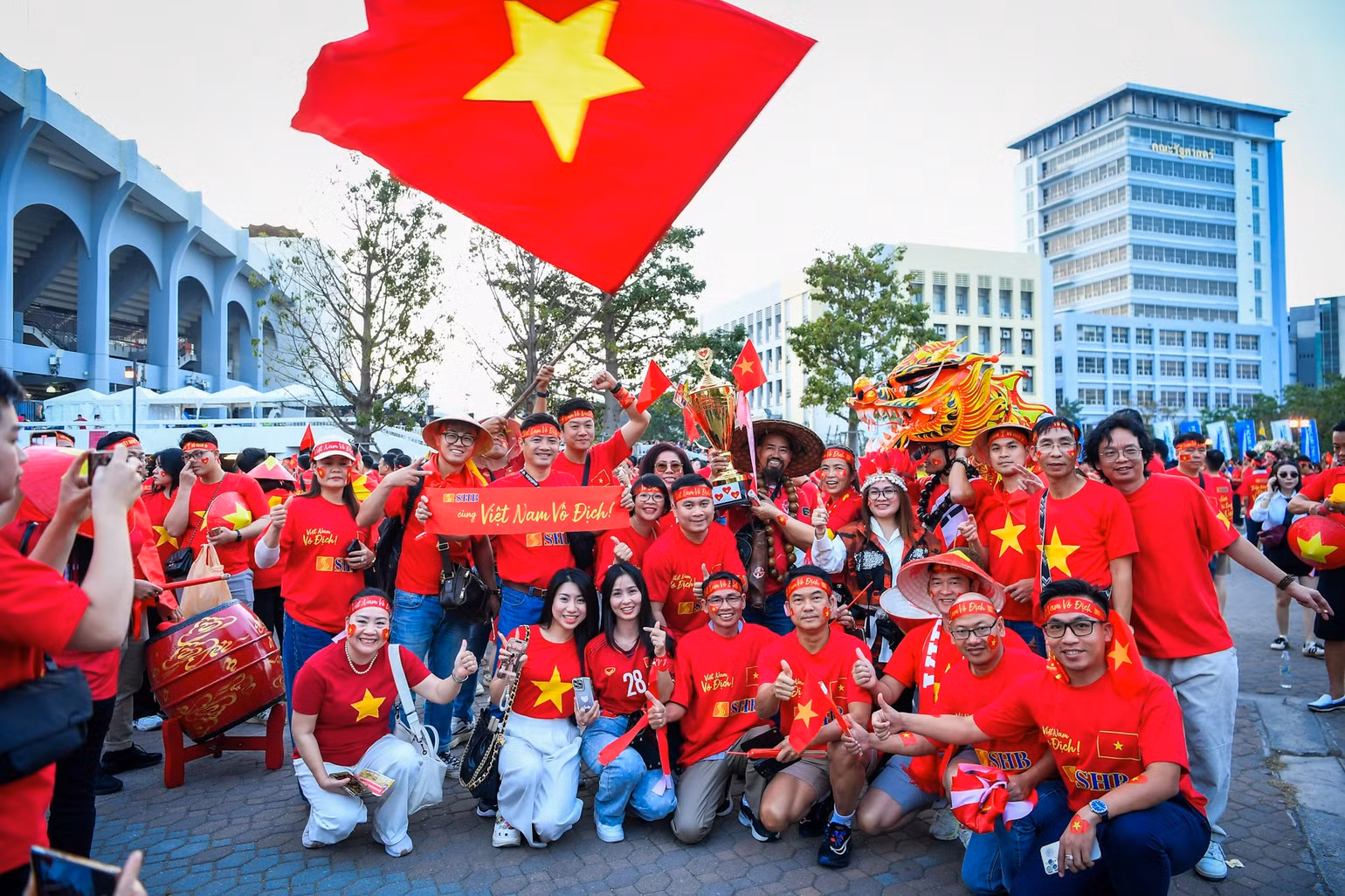Các cổ động viên khác cũng tin tưởng, các chiến binh sao vàng sẽ giành được kết quả có lợi. Các cổ động viên khác cũng tin tưởng, các chiến binh sao vàng sẽ giành được kết quả có lợi.