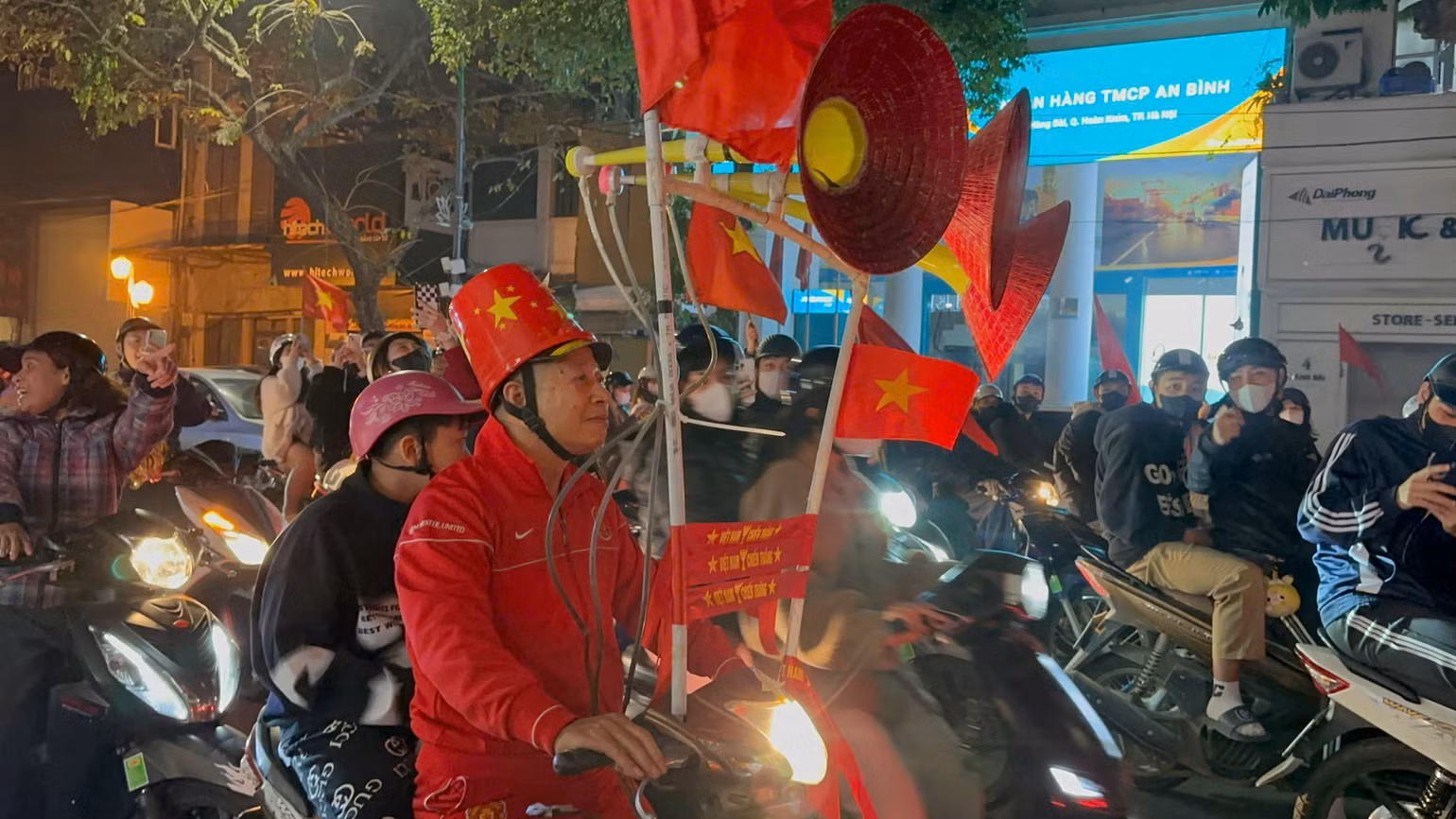 Một cổ động viên với trang phục đặc biệt xuất hiện trên đường phố Hà Nội đêm 2/1. Một cổ động viên với trang phục đặc biệt xuất hiện trên đường phố Hà Nội đêm 2/1.