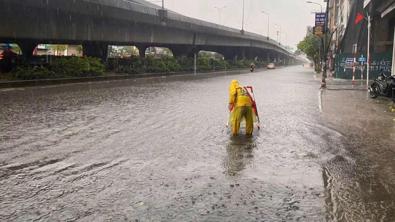 Một điểm ngập lụt trên đường Nguyễn Xiển.