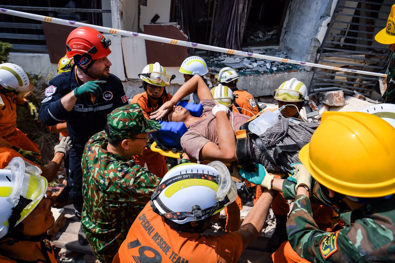 Lực lượng cứu hộ, cứu nạn Quân đội nhân dân Việt Nam tham gia giải cứu thành công một người bị mắc kẹt 5 ngày dưới đống đổ nát.