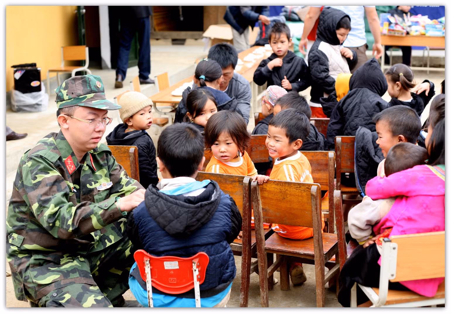 Những ngày đầu tổ chức các hoạt động thiện nguyện năm 2008, nhà báo Hoàng Trường Giang đã gặp không ít những khó khăn vì khi đó anh chỉ là một chàng phóng viên trẻ. Những ngày đầu tổ chức các hoạt động thiện nguyện năm 2008, nhà báo Hoàng Trường Giang đã gặp không ít những khó khăn vì khi đó anh chỉ là một chàng phóng viên trẻ.