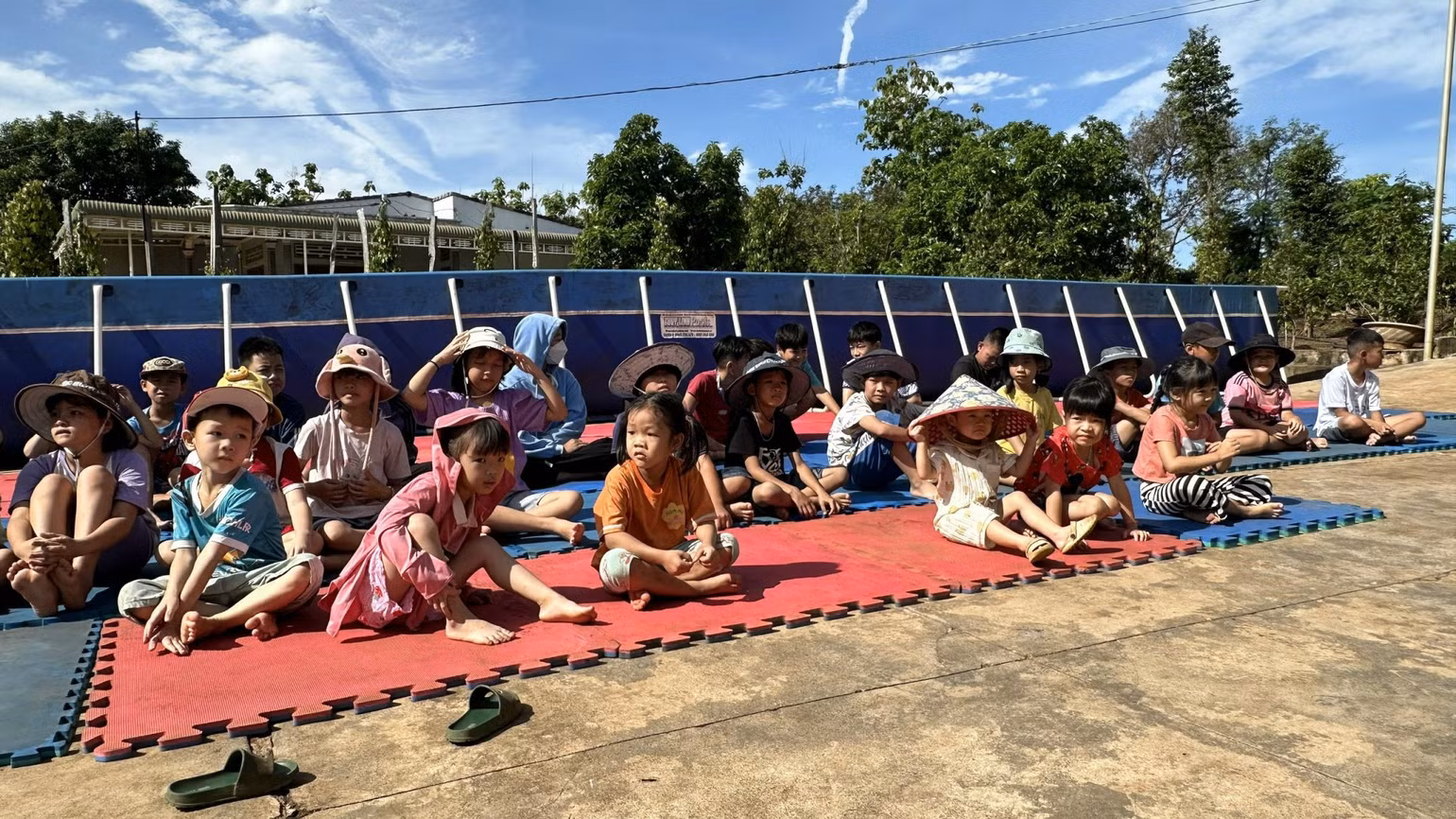 Những học trò nhí của lớp học bơi thầy Chuyền. Những học trò nhí của lớp học bơi thầy Chuyền.