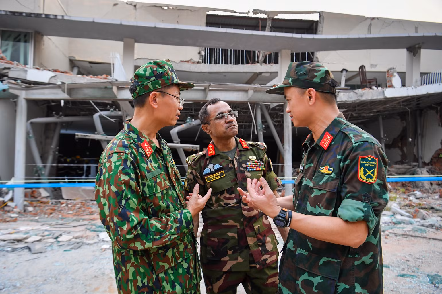 Trung tá Nguyễn Thắng Anh (bên phải) trao đổi với lực lượng cứu hộ Bangladesh tại hiện trường tìm kiếm, cứu nạn tại Naypyidaw. Trung tá Nguyễn Thắng Anh (bên phải) trao đổi với lực lượng cứu hộ Bangladesh tại hiện trường tìm kiếm, cứu nạn tại Naypyidaw.