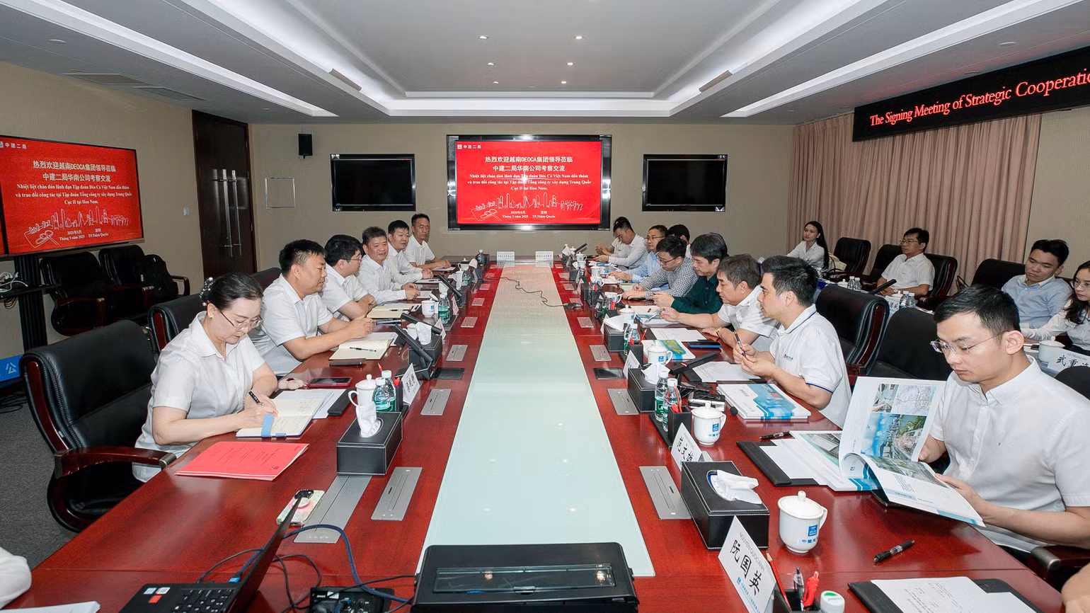 Tổng Lãnh sự Nguyễn Việt Dũng nghe báo cáo về khóa học của nhóm kỹ sư Tập đoàn Đèo Cả tại Dự án Metro liên thành phố.