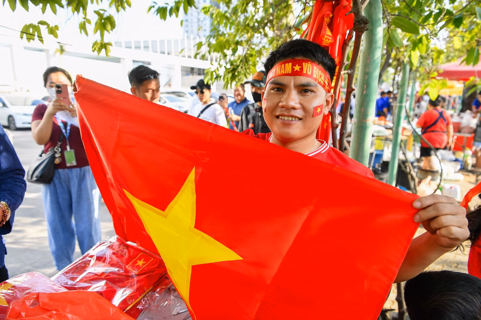 Anh Lê Văn Đức (quê Hà Tĩnh, sinh sống tại Thái Lan được 10 năm) chia sẻ niềm tự hào khi đội tuyển Việt Nam đến với trận chung kết, đồng thời tin rằng Việt Nam sẽ giành chiến thắng với tỷ số 2-1 trước Thái Lan.