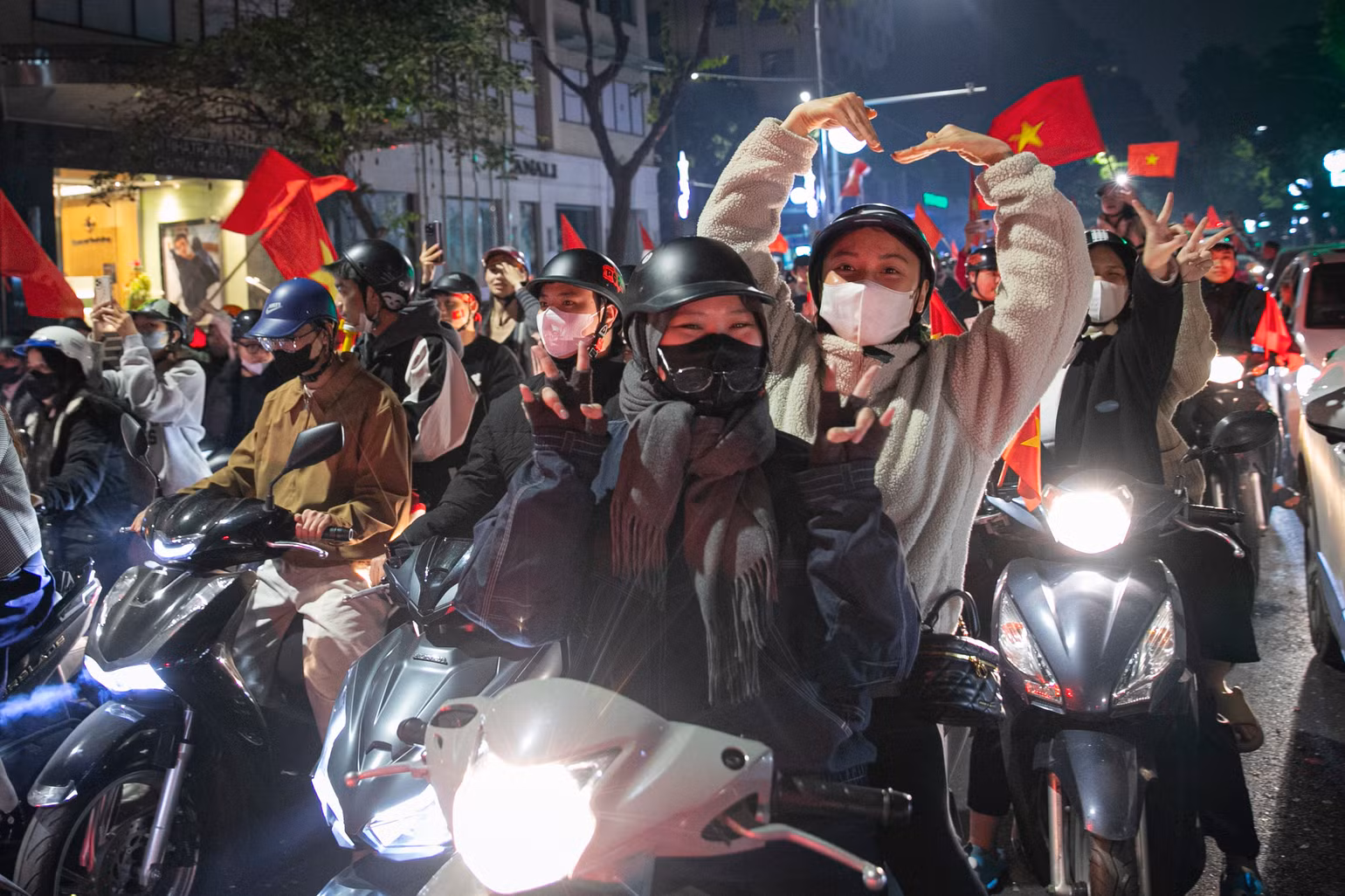Người hâm mộ đổ ra đường mừng đội tuyển Việt Nam vô địch ASEAN Cup 2024 ảnh 43 Người hâm mộ đổ ra đường mừng đội tuyển Việt Nam vô địch ASEAN Cup 2024 ảnh 43