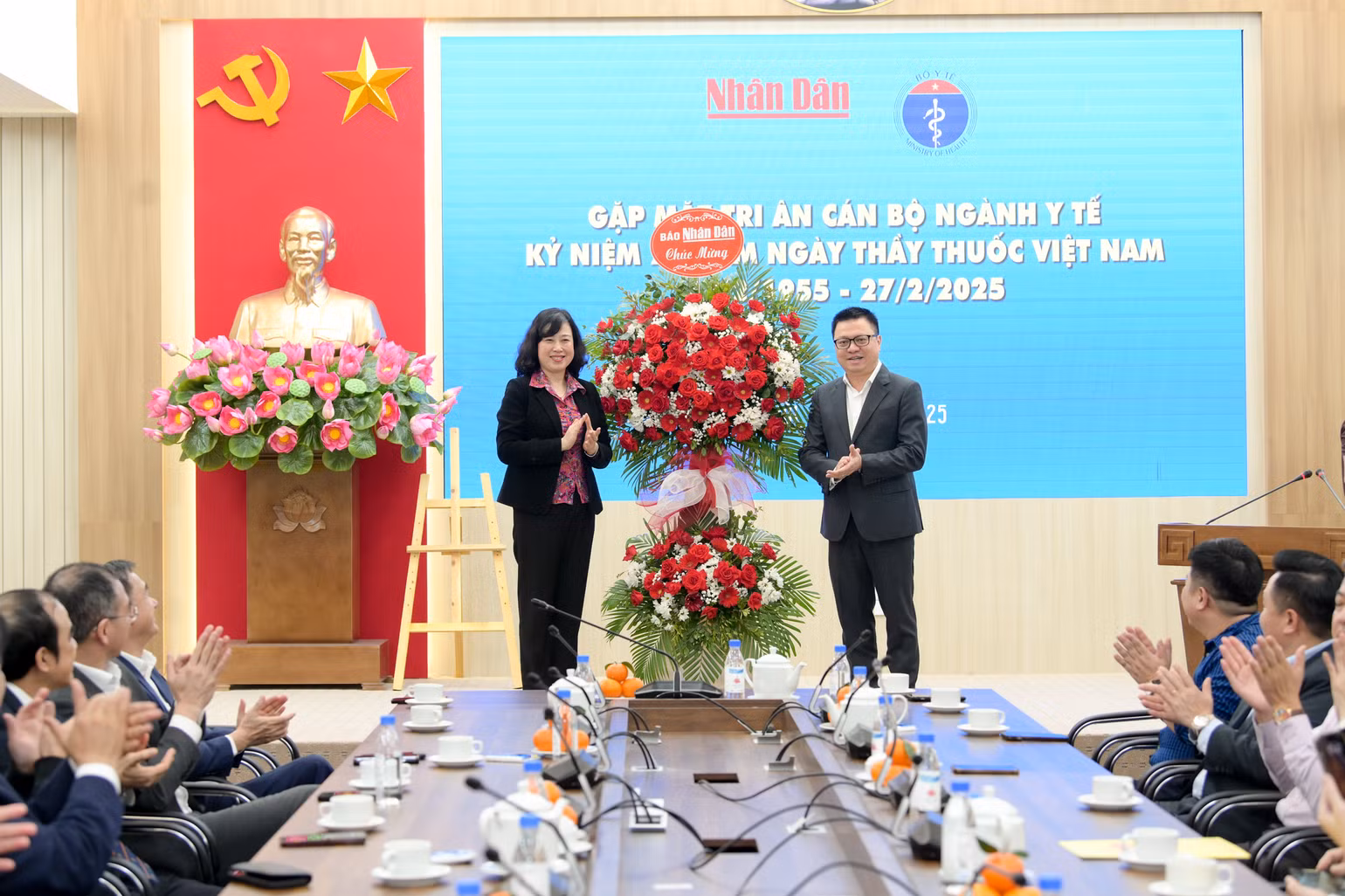 Đồng chí Lê Quốc Minh, Ủy viên Trung ương Đảng, Tổng Biên tập Báo Nhân Dân, Phó Trưởng Ban Tuyên giáo và Dân vận Trung ương, Chủ tịch Hội Nhà báo Việt Nam tặng hoa chúc mừng lãnh đạo Bộ Y tế tại buổi gặp mặt.