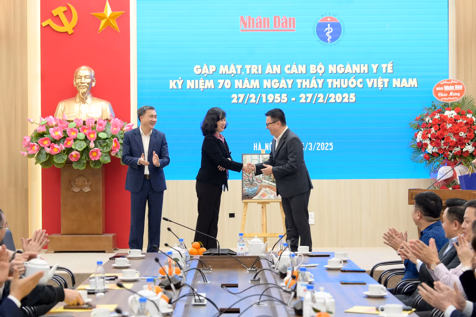 Đồng chí Lê Quốc Minh tặng quà lưu niệm các đồng chí lãnh đạo Bộ Y tế.