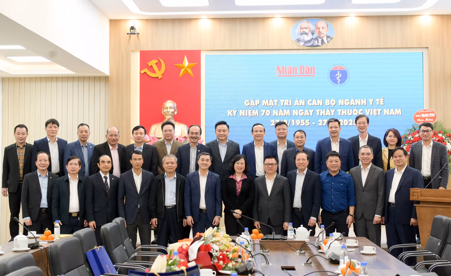 Các đại biểu chụp ảnh lưu niệm tại buổi gặp mặt.