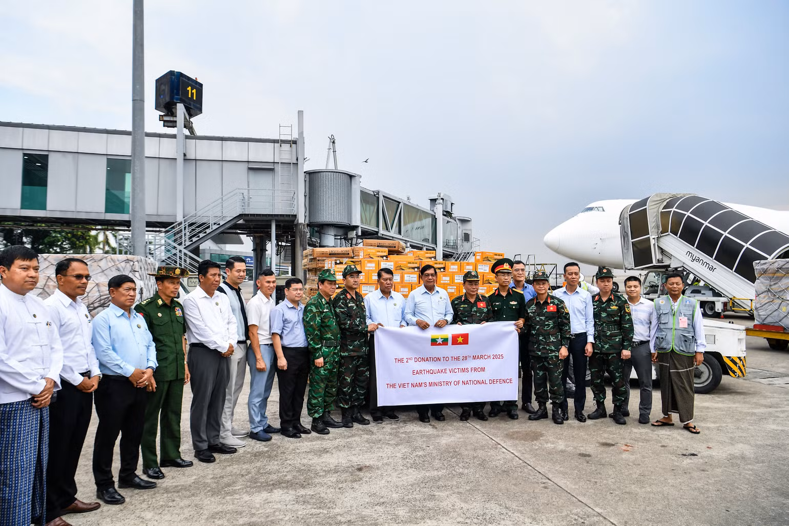 Thiếu tướng Phạm Văn Tỵ, Phó Cục trưởng Cục Cứu hộ - Cứu nạn (Bộ Tổng tham mưu) và các thành viên trong đoàn công tác Quân đội nhân dân Việt Nam trao số hàng cứu trợ cho Thủ hiến vùng Yangon U Soe Thein. Thiếu tướng Phạm Văn Tỵ, Phó Cục trưởng Cục Cứu hộ - Cứu nạn (Bộ Tổng tham mưu) và các thành viên trong đoàn công tác Quân đội nhân dân Việt Nam trao số hàng cứu trợ cho Thủ hiến vùng Yangon U Soe Thein.