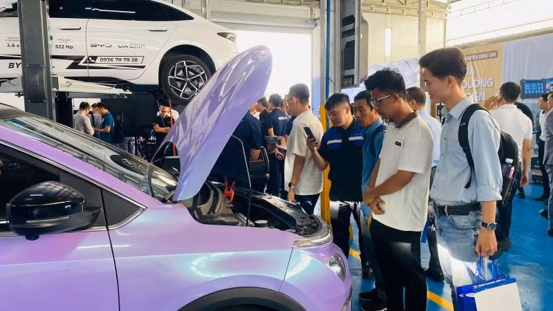 Khách tham quan các giải pháp hạ tầng tiện ích cho xe điện.