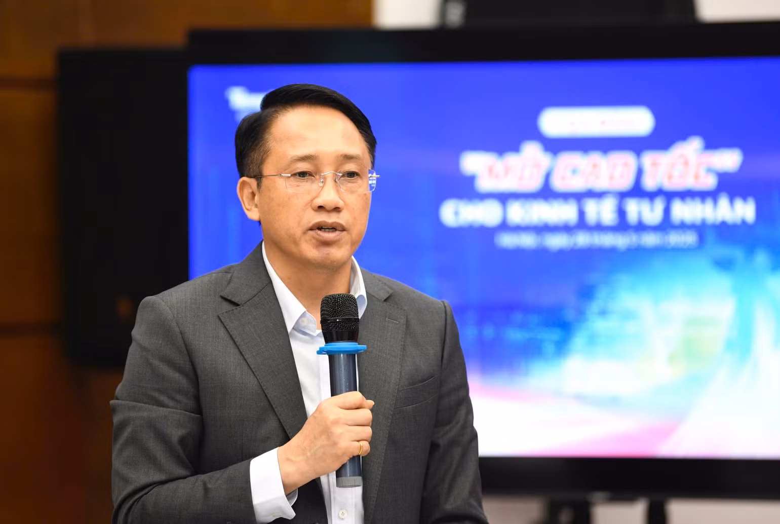 Ông Mai Sơn, Phó Cục trưởng Cục Thuế.