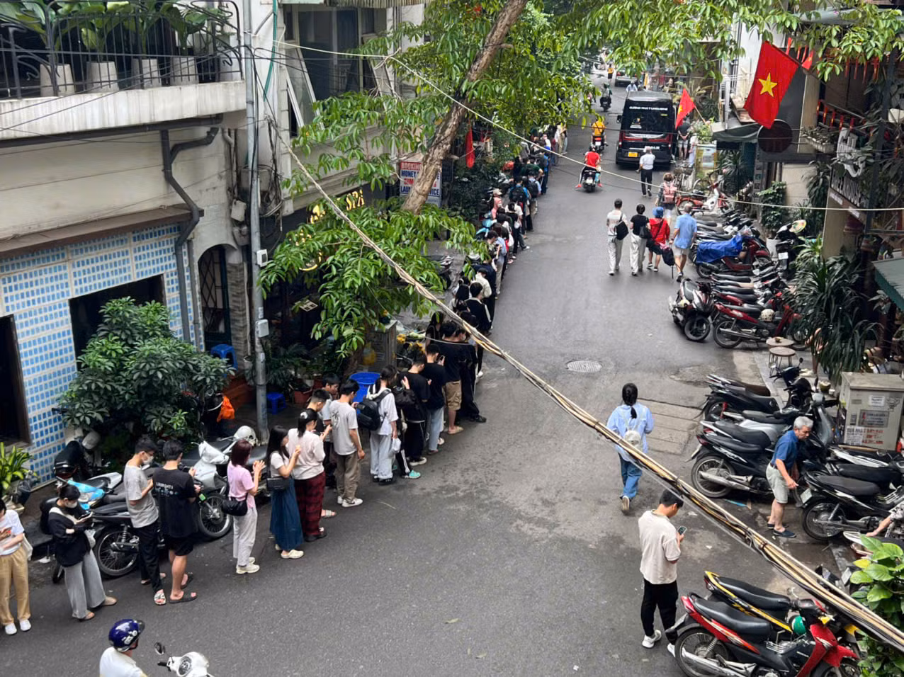 Các bạn trẻ xếp hàng từ 6 giờ sáng ngày 30/4.
