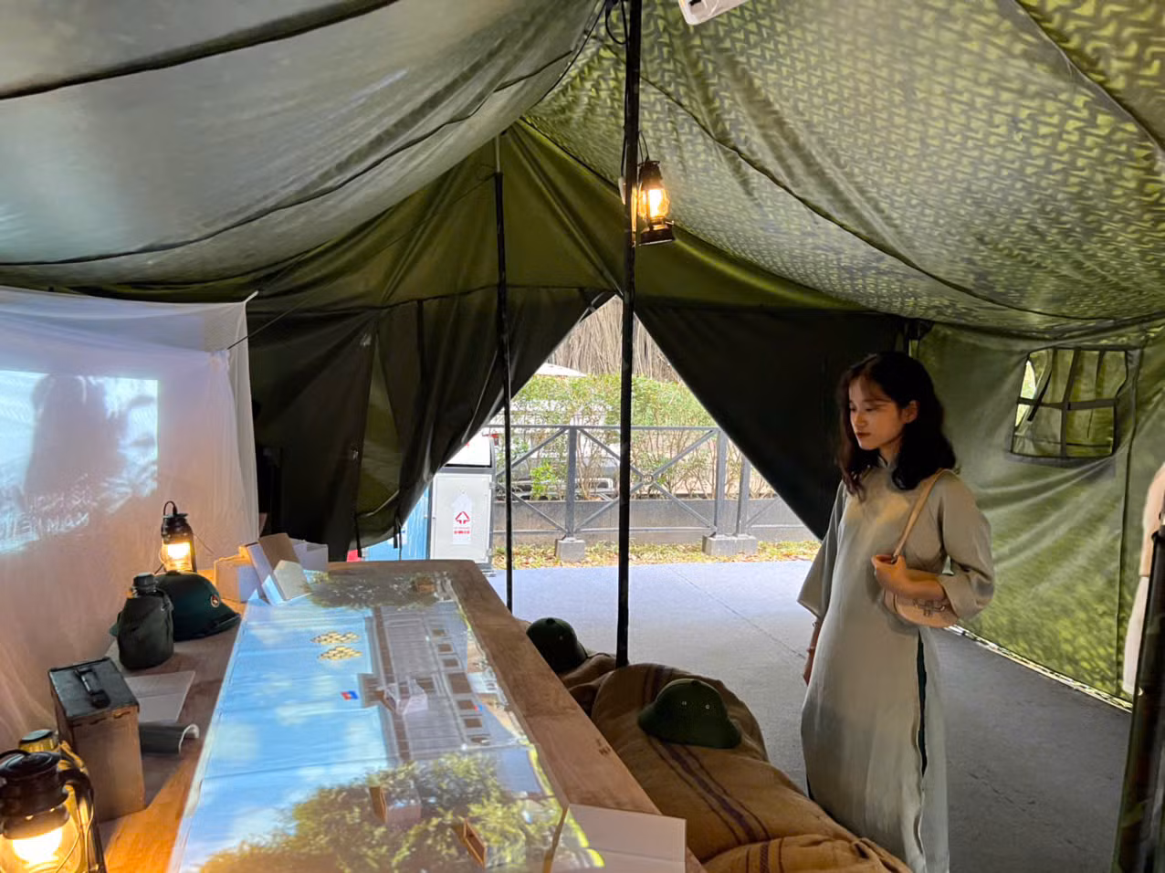 Và xem triển lãm trong khuôn viên Báo Nhân Dân