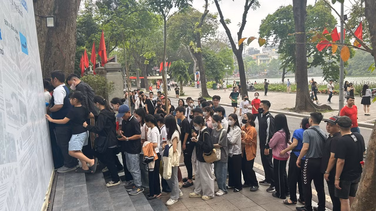 Vào nhận phụ san 30/4 tại Trụ sở Báo Nhân Dân.