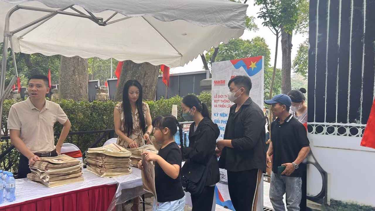 Bạn đọc nhận phụ san đặc biệt.