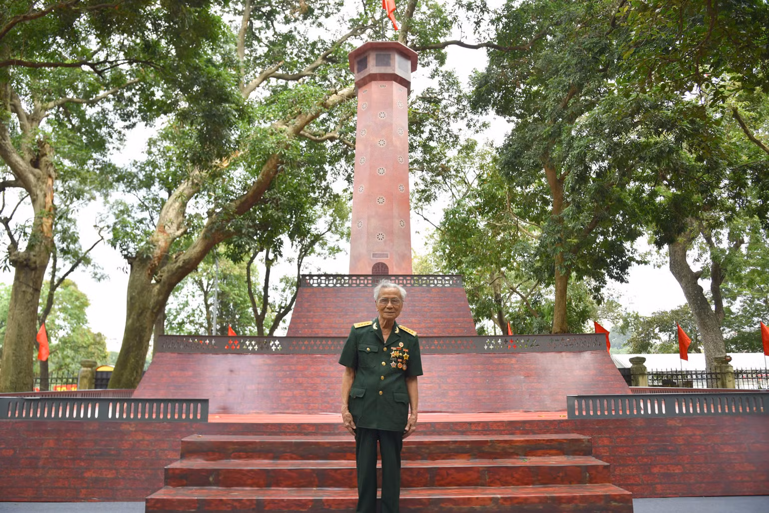 Đại tá Lê Văn Tính bên Triển lãm tương tác Cột cờ Hà Nội của Báo Nhân Dân.