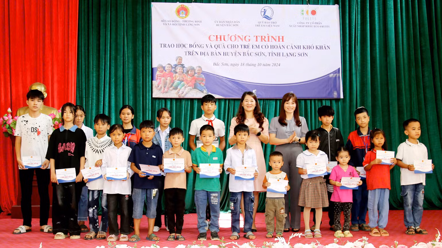 Đoàn công tác trao quà cho trẻ em có hoàn cảnh đặc biệt khó khăn tỉnh Lạng Sơn. (Ảnh: NFVC)