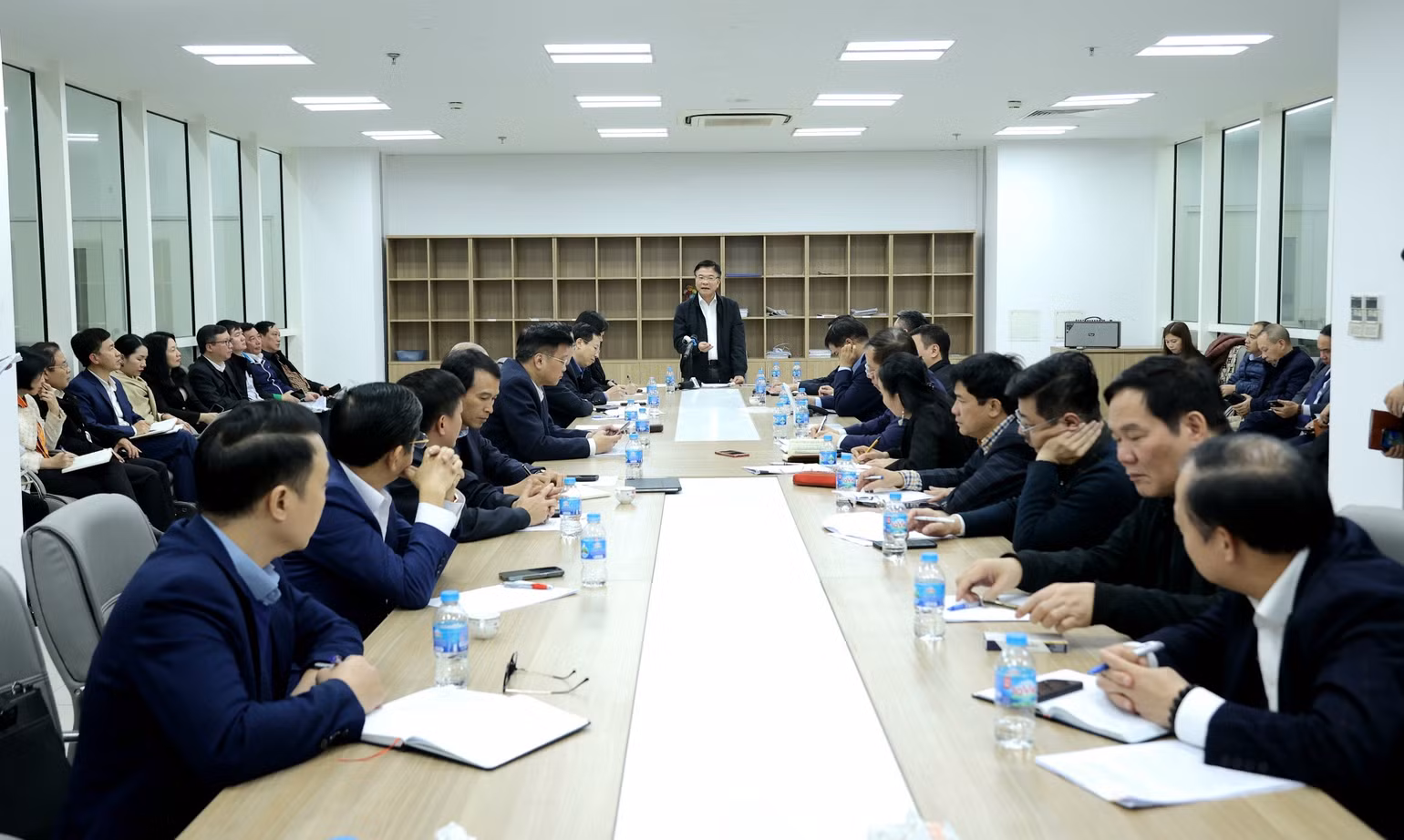 Phó Thủ tướng chủ trì buổi làm việc với các bộ, ngành, đơn vị liên quan.