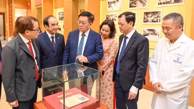 Đồng chí Nguyễn Trọng Nghĩa thăm phòng truyền thống của Trường đại học Y Hà Nội. Đồng chí Nguyễn Trọng Nghĩa thăm phòng truyền thống của Trường đại học Y Hà Nội.