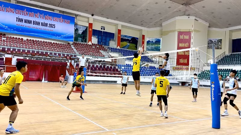 Trận thi đấu giữa thành phố Hoa Lư và huyện Yên Khánh.