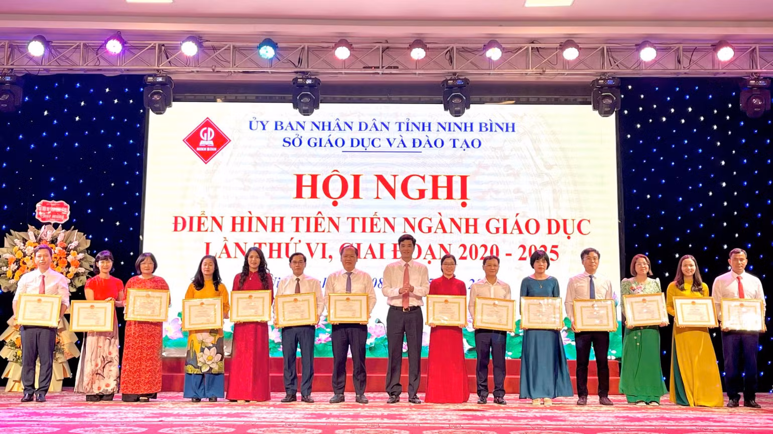 Lãnh đạo Sở Giáo dục và Đào tạo tỉnh Ninh Bình trao giấy khen cho các cá nhân có thành tích xuất sắc trong phong trào thi đua yêu nước, giai đoạn 2020-2025.