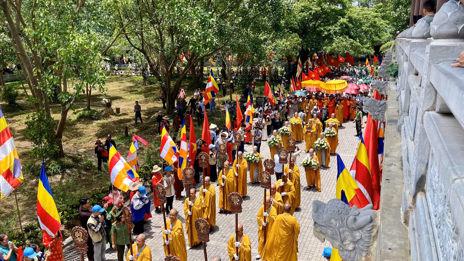 Đoàn cung rước xá lợi Đức Phật đã di chuyển an toàn, được lực lượng chức năng bảo vệ nghiêm ngặt từ chùa Tam Chúc (Hà Nam) về chùa Bái Đính (Ninh Bình). Đoàn cung rước xá lợi Đức Phật đã di chuyển an toàn, được lực lượng chức năng bảo vệ nghiêm ngặt từ chùa Tam Chúc (Hà Nam) về chùa Bái Đính (Ninh Bình).