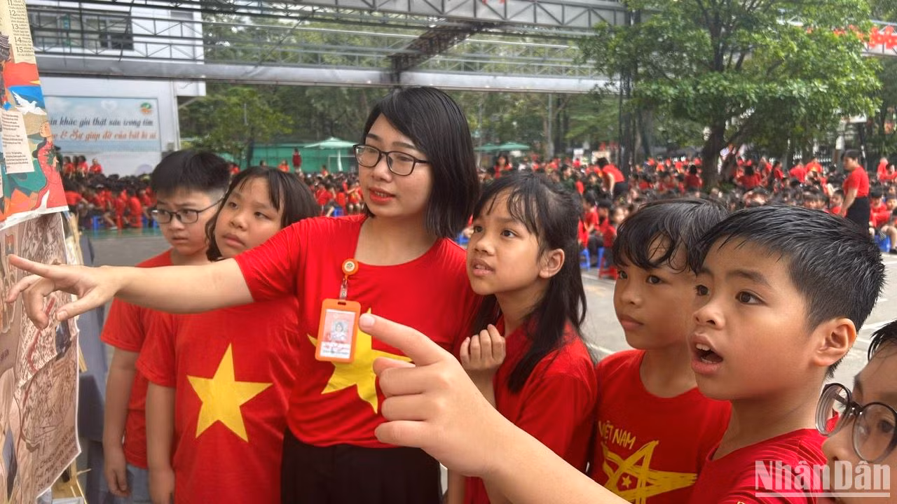 Lần đầu tiên cô và trò được trải nghiệm những sản phẩm báo chí với công nghệ hiện đại. Lần đầu tiên cô và trò được trải nghiệm những sản phẩm báo chí với công nghệ hiện đại.
