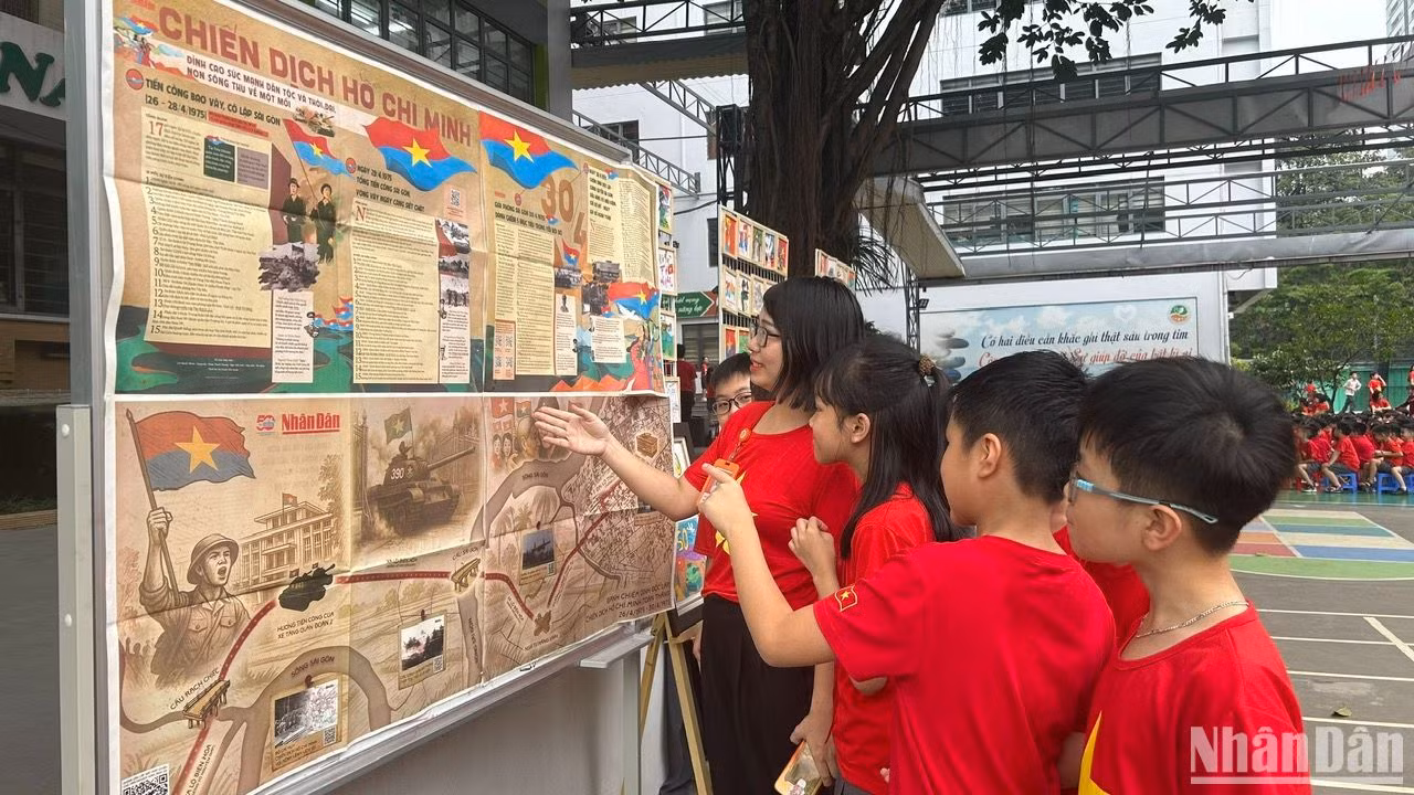 Các em học sinh hứng thú tìm hiểu phụ san đặc biệt của Báo Nhân Dân. Các em học sinh hứng thú tìm hiểu phụ san đặc biệt của Báo Nhân Dân.